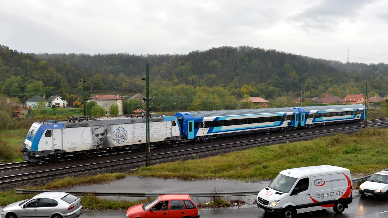 Isaszeg, 2014. október 21.
Egy Traxx villanymozdony vontatja a MÁV-Start saját fejlesztésű Bpmz 20-91 401-es és 400-as pályaszámú IC+ személykocsiját Isaszeg határában, Gödöllő felé az ünnepélyes forgalomba helyezésre 2014. október 21-én. A járművek légko