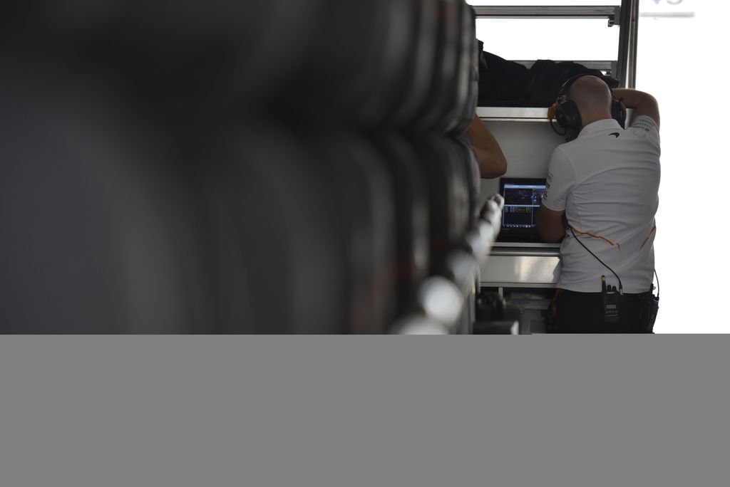 F1-es teszt a Hungaroringen, Pirelli gumik, McLaren Racing 