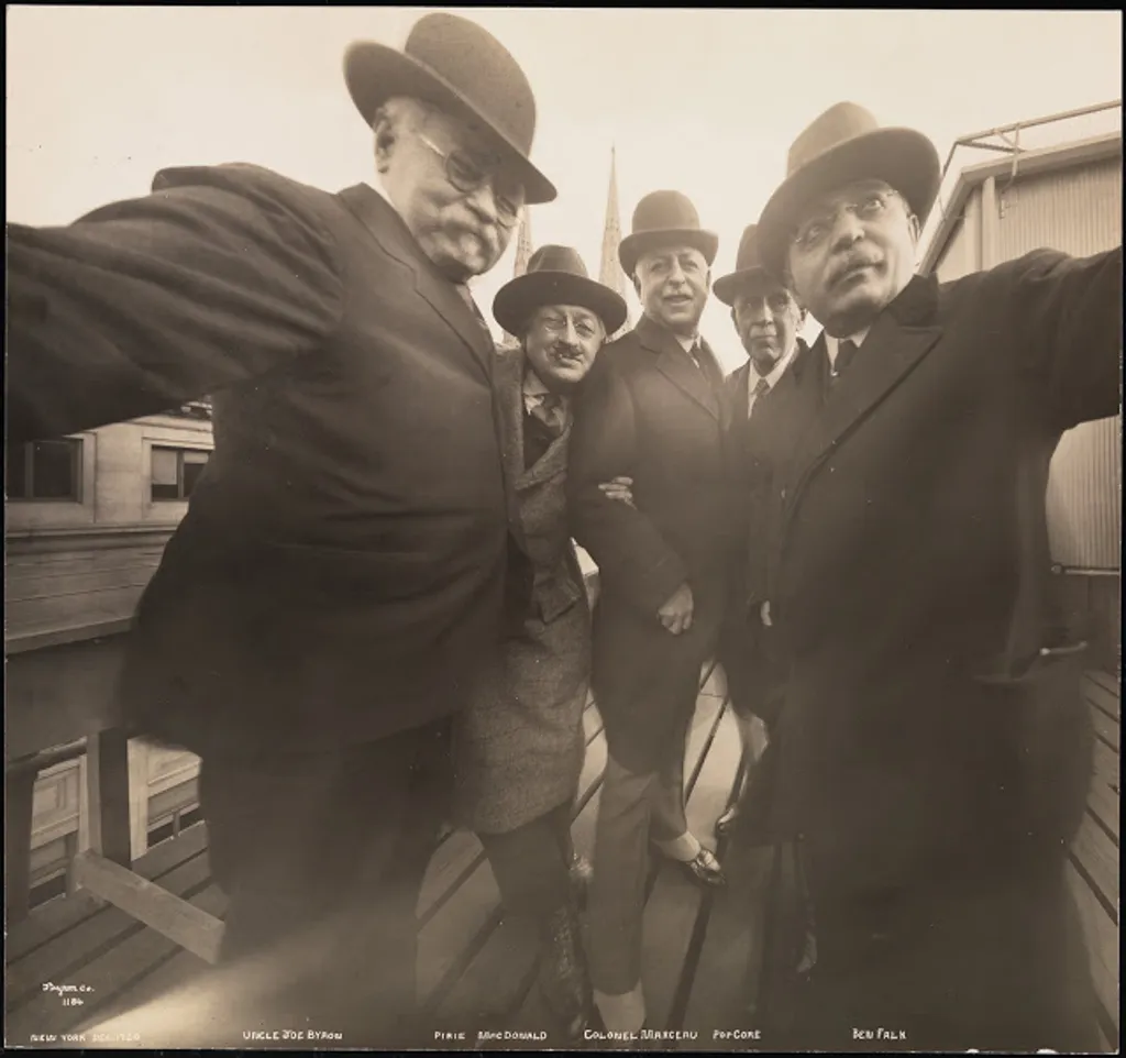 selfie galéria Uncle Joe Byron, Pirie MacDonald, Colonel Marceau, Pop Core, Benjamin Falk. (Joseph Byron/Byron Company/Museum of the City of New York) 