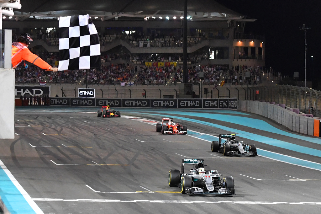 Forma-1, Abu-dzabi Nagydíj, Lewis Hamilton, Nico Rosberg, Mercedes, cél, kockás zászló 