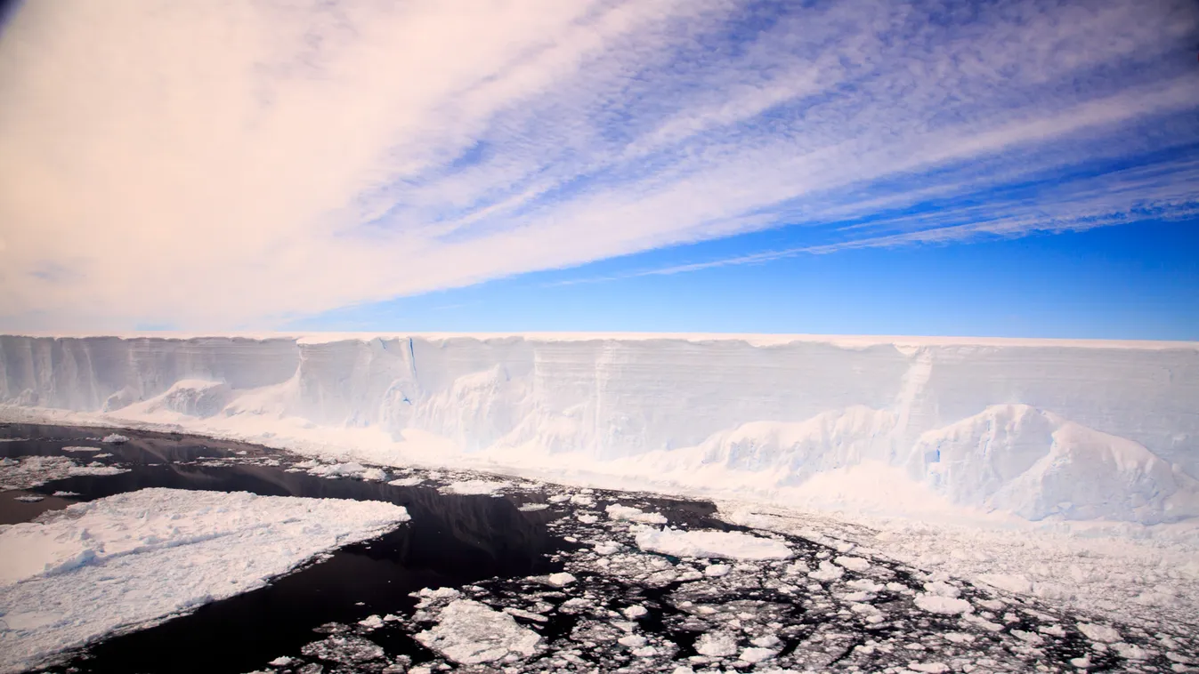 Larsen-c jéghegy Horizontal OFFBEAT ANTARCTICA LANDSCAPE ICE ICEBERG GENERAL VIEW ICE FLOE AERIAL VIEW 