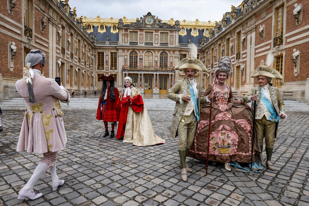 Barokk stílusú jelmezekben vehettek részt a vendégek Versaillesben egy esten, melynek témája Marie Antoinette és XVI. Lajos királyi esküvője, barokk, versailles, kosztüm, jelmez 