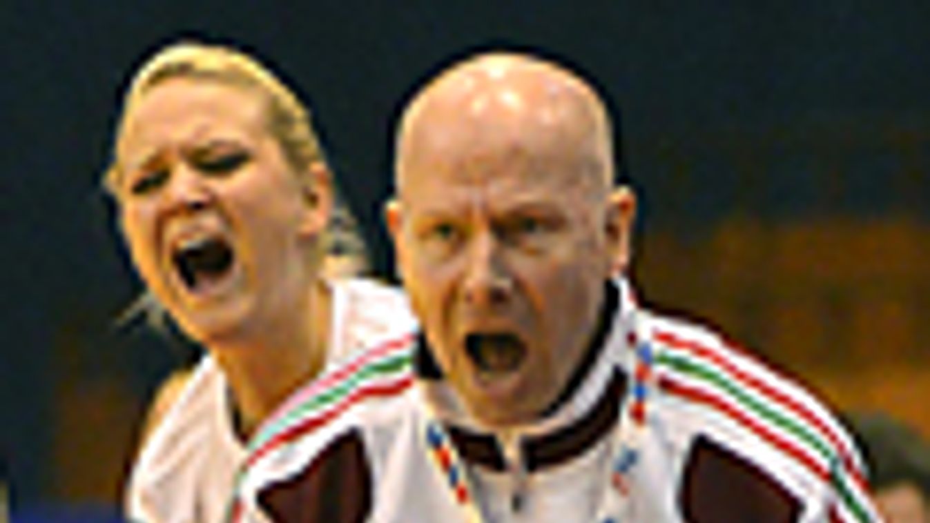 Karl Erik Böhn, a magyar női kézilabda-válogatott szövetségi kapitánya (középen) és játékosai örülnek egy gólnak a szerbiai női kézilabda Európa-bajnokságon, női kézi-eb
