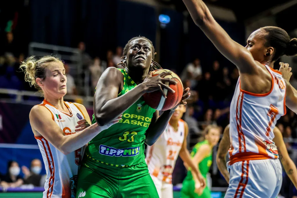 Sopron női kosárlabda Euroliga 1. félidő vége 