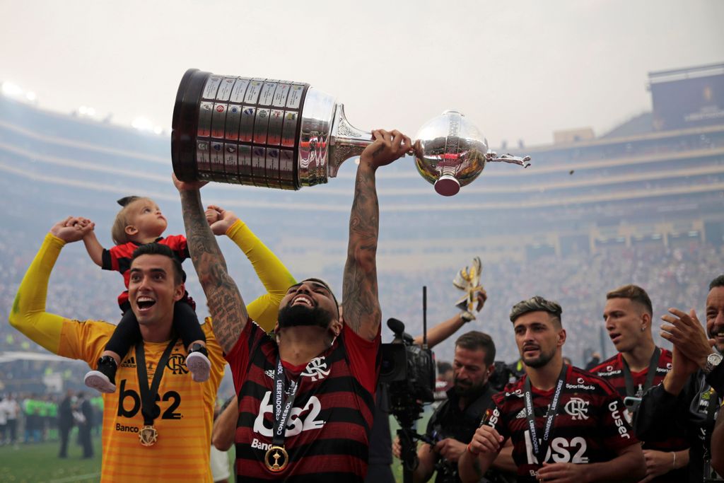 Lima, 2019. november 24.
Gabriel Barbosa, a Flamengo játokosa a trófeával, miután győztek a dél-amerikai labdarúgó Libertadores Kupa döntőjében játszott Flamengo-River Plate mérkőzésen Limában 2019. november 23-án.
MTI/EPA/EFE/Antonio Lacerda 