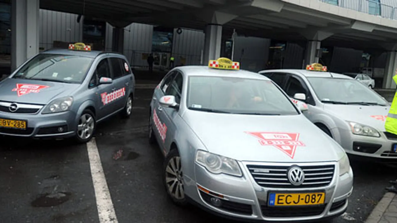 A F&otilde;taxí gépkocsijai állnak a Ferihegyi repül&otilde;tér érkezési oldalán, miután a Budapest Airport Zrt. megbízása alapján 2010. december 7-én veszi át a reptéri drosztot a F&otilde;taxi
