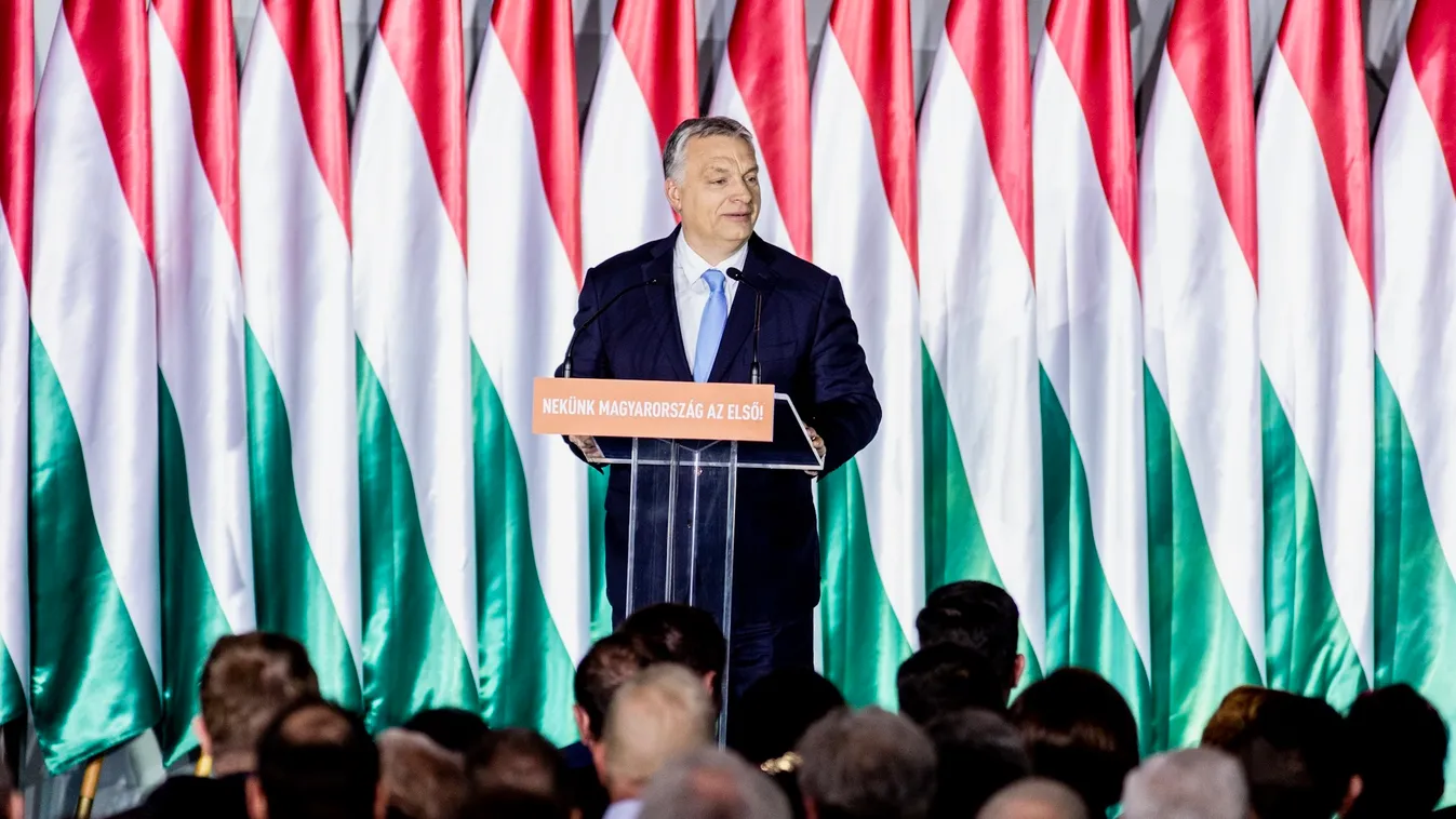 Orbán Viktor beszédet mond a „Parlamenti Szalon” rendezvényen, amelyen ismertetik a Fidesz európai parlamenti választási programját.
Bálna 