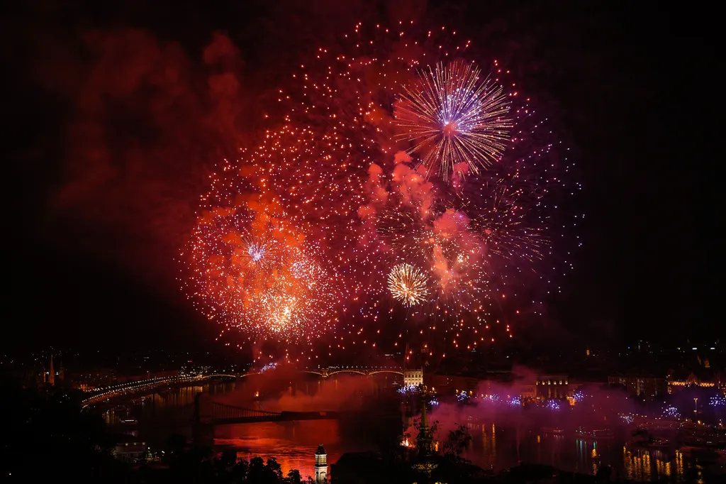 Tűzijáték, Budapest, 2022.08.27., „Tűz és fények játéka" című műsor 
