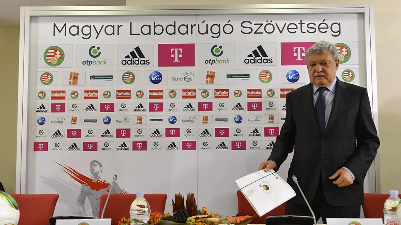Csányi Sándor, a Magyar Labdarúgó Szövetség (MLSZ) elnöke érkezik sajtótájékoztatójára az MLSZ budapesti székházában 2013. október 16-án.