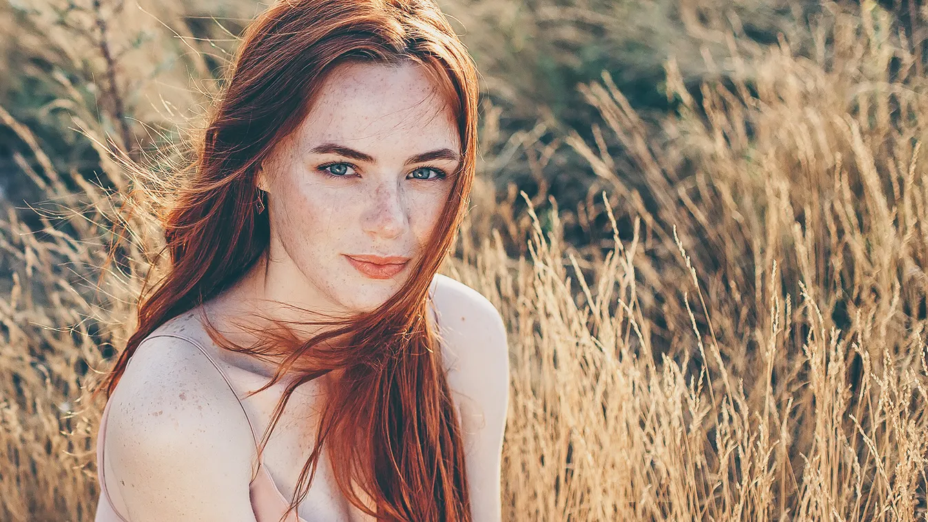 vörös haj szeplő fiatal nő természet mező 