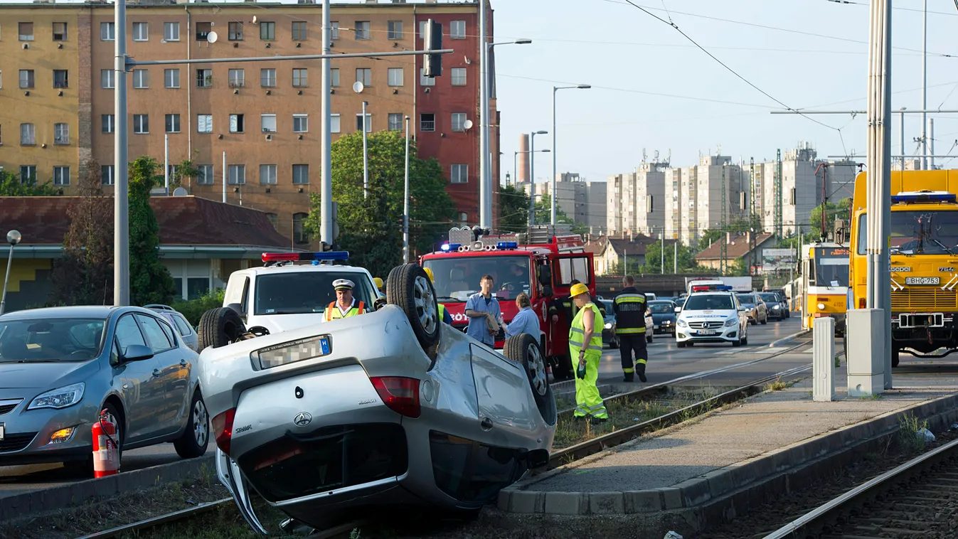 Budapest, 2015. május 30.
Tetejére borult, összeroncsolódott személyautó a villamossíneken a X. kerületi Könyves Kálmán körúton 2015. május 30-án. A balesetben egy személy megsérült. A műszaki mentés és helyszínelés idejére az 1-es villamos forgalma szüne