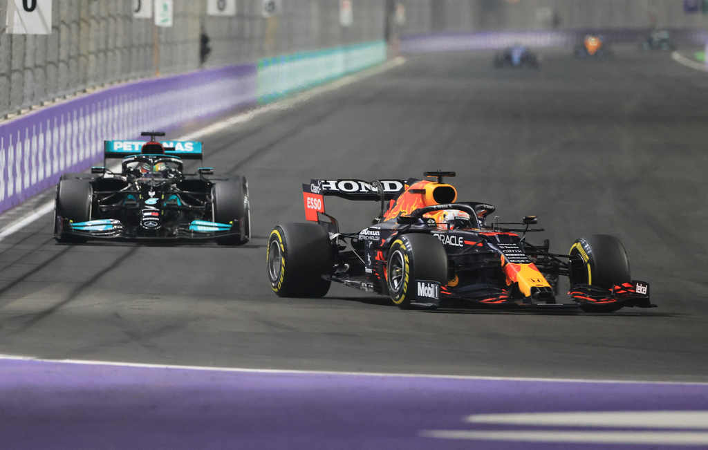 Forma-1, Szaúd-arábiai Nagydíj, Max Verstappen, Red Bull, Lewis Hamilton, Mercedes 