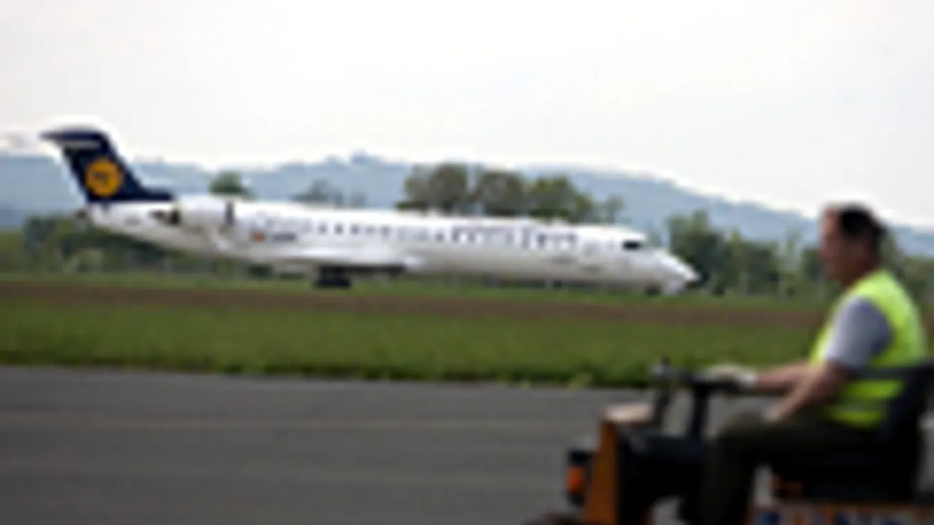 A Lufthansa Hamburgból érkező gépe leszáll a Zala megyében lévő sármelléki FlyBalaton nemzetközi repülőtéren