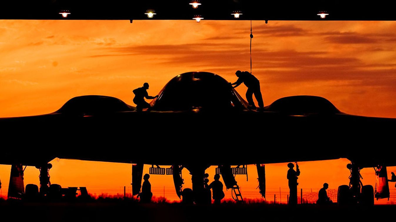 Egy B-2 lopakodó bombázót készítenek fel a repülésre
