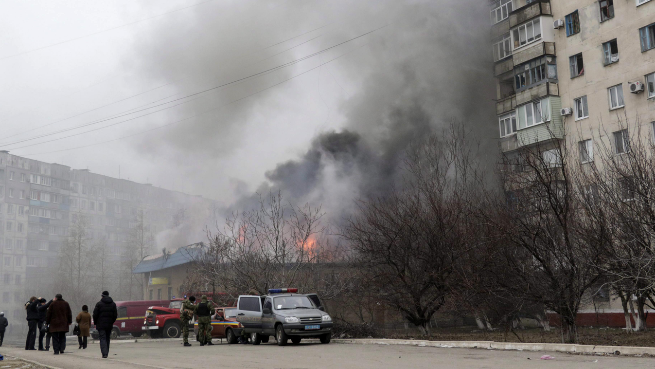 Mariupol, 2015. január 24.
Lángol egy tüzérségi támadásban megsemmisült lakóház a délkelet-ukrajnai Mariupolban 2015. január 24-én. A Donyeck megyei rendőrparancsnok szerint rakétavetőkkel lőtték a környéket az oroszbarát szakadár erők, a támadásban legke