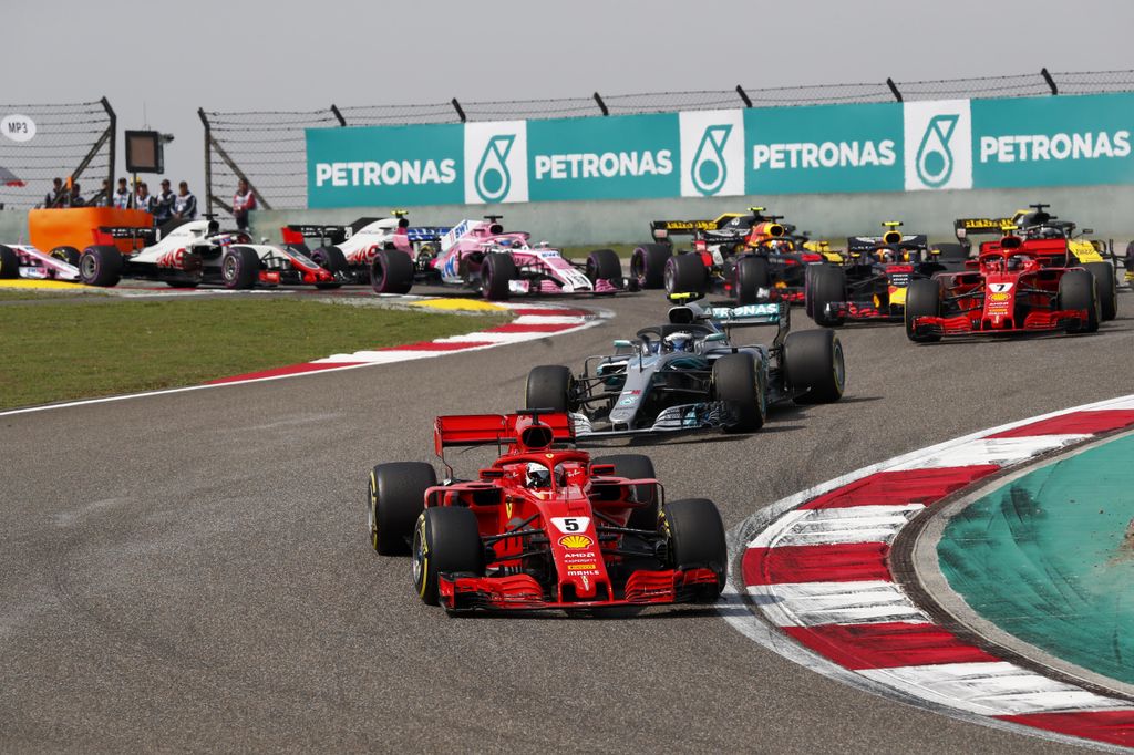 A Forma-1-es Kínai Nagydíj, rajt, Sebastian Vettel, Scuderia Ferrari, Valtteri Bottas, Mercedes-AMG Petronas 