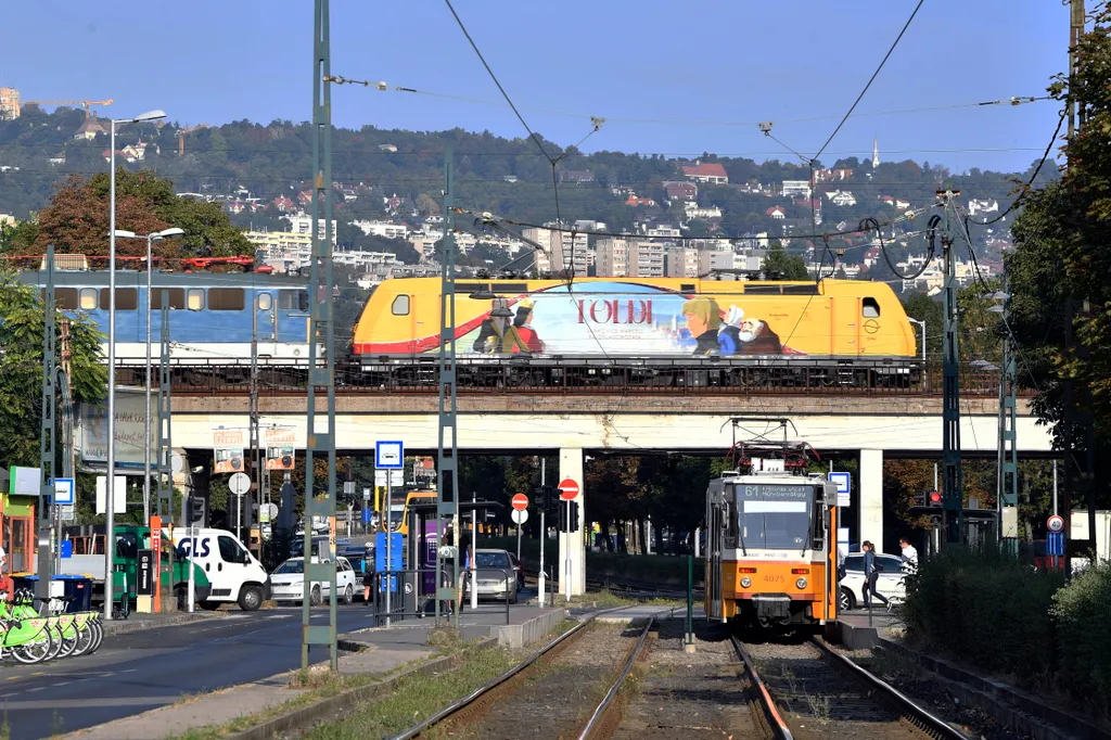 JANKOVICS Marcell Budapest, 2021. szeptember 16.
A Toldi animációs sorozatot népszerűsítve Toldi grafikával felmatricázott Traxx mozdony halad InterCity-vonatával Budapesten, a Villányi úti vasúti felüljárón 2021. szeptember 16-án. Toldi Miklós legendás t