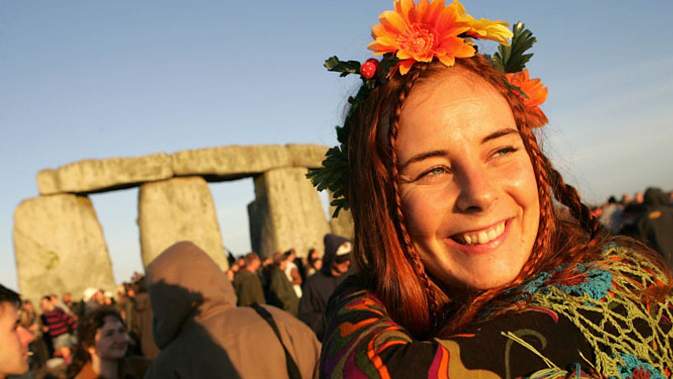 Brit hippik, pogány fesztivál a napforduló idején a Stonehengeben, 2005 