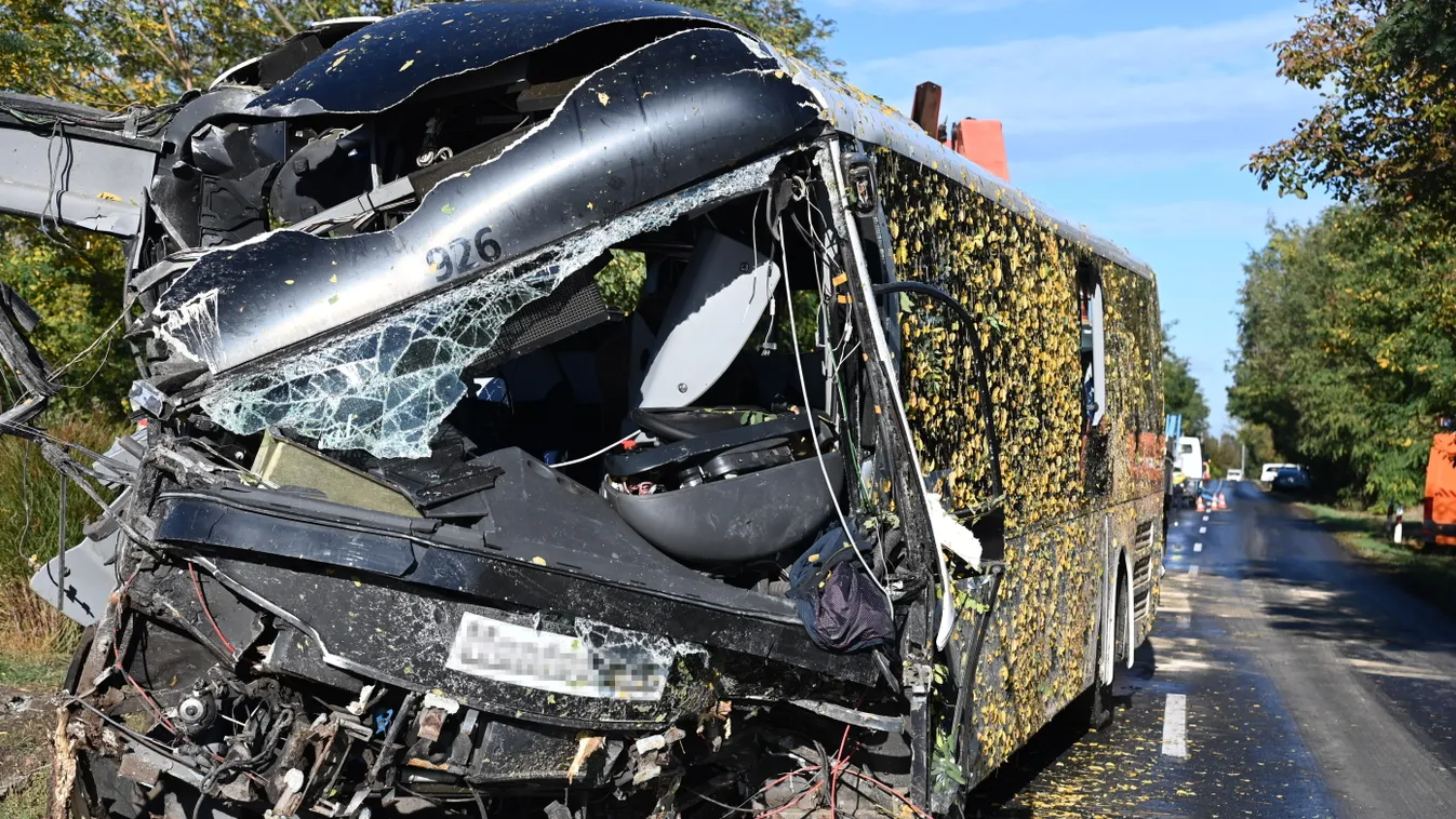 Seregélyes, 2023. október 25.
Összeroncsolódott autóbusz a Fejér vármegyei Seregélyest és Sárosdot összekötő út 38-as kilométerénél 2023. október 25-én. A jármű hajnalban oldalával az árokba csapódott. A balesetben egy ember meghalt, huszonnégyen megsérül