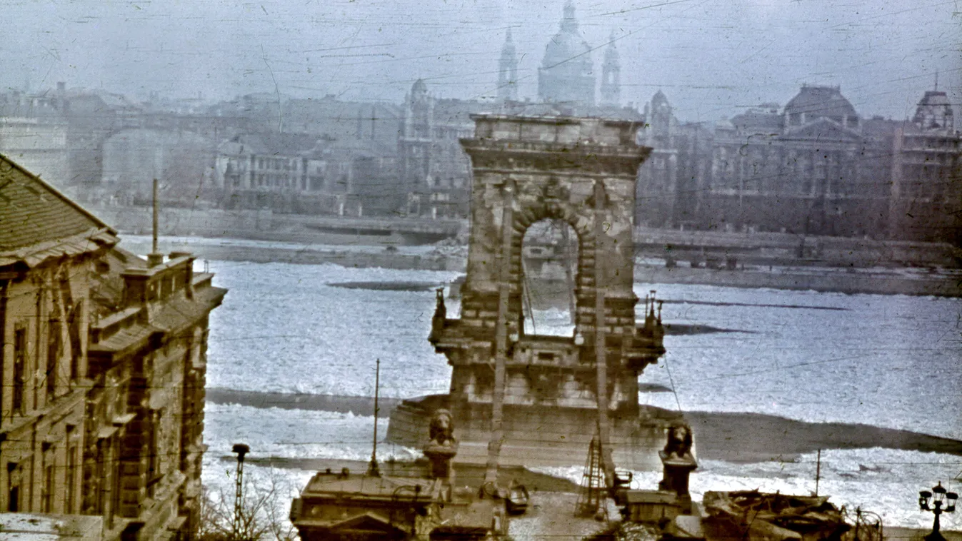 1945. Magyarország, Budapest I. a lerombolt Széchenyi Lánchíd az Alagút tetejéről nézve. 