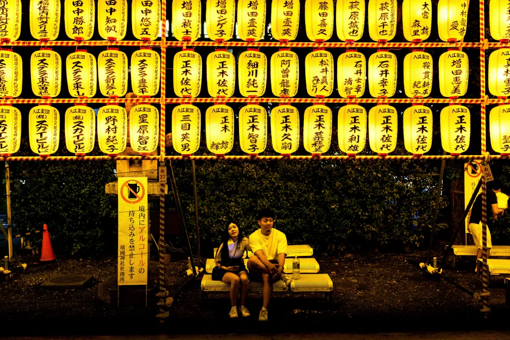 Japan Mitama (papírlámpás) fesztivál paper lanterns during the Mitama festival, celebrated since 1947 honouring the souls of the enshrined spirits and the fallen soldiers of Japan's past wars, at the Yasukuni Shrine in Tokyo on July 14, 2021. (P 