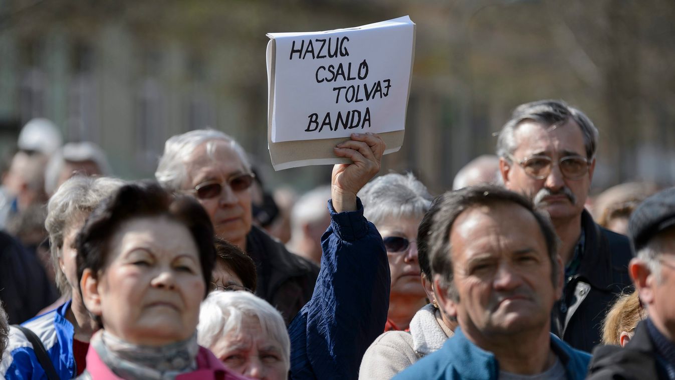 Debrecen, 2015. március 29.
Quaestor-károsultak demonstrációja a debreceni Csapó utcában 2015. március 29-én.
MTI Fotó: Czeglédi Zsolt 