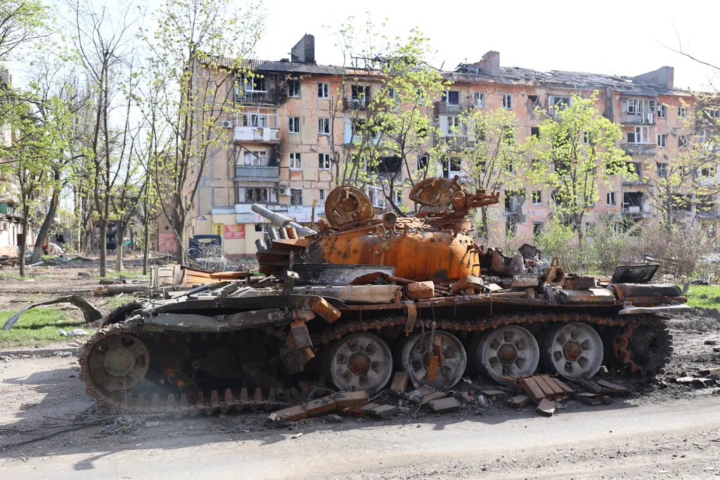 Ukrán válság 2022, orosz, ukrán, háború, Ukrajna, Mariupol, romos ház, épület, lakóház, tank roncs 