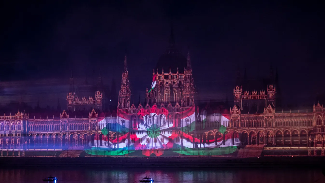 Tűzijáték, Budapest, 2022.08.27., tömeg, „Tűz és fények játéka" című műsor, fényfestés, drónshow, 3 rész 