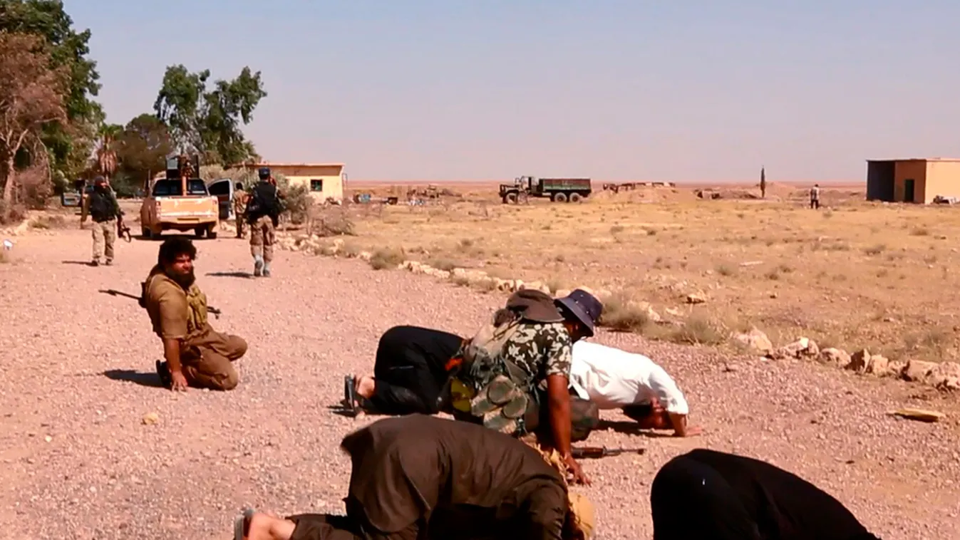 Tabka, 2014. augusztus 24.
Az Iszlám Állam (IÁ) szélsőséges iszlamista szervezet Rakkai Médiaközpontja által közzétett dátum nélküli képen az IÁ harcosai imádkoznak, miután elfoglalták a szíriai Rakka tartományban fekvő Tabka légi támaszpontját. (MTI/AP/A
