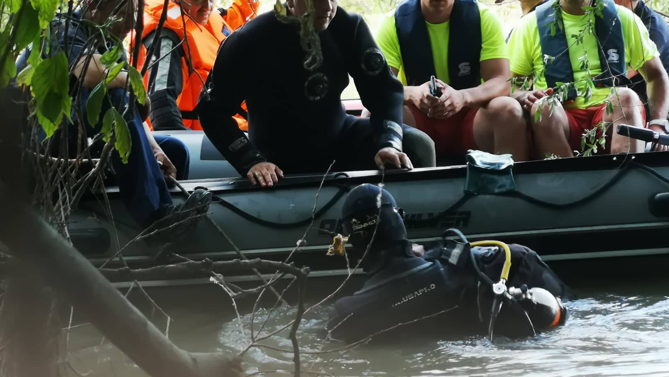 búvár a vízben Dunaújvárosnál, ahol 2019. 06. 07-én keresőkutyák jelezték, hogy holttest lehet a víz alatt 