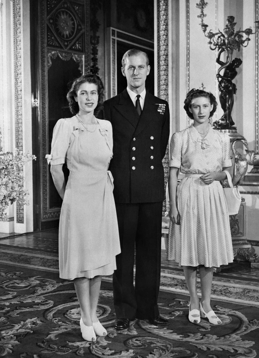 Fülöp edinburgh-i herceg, Prince Philip, Duke of Edinburgh, II. Erzsébet brit királynő férje, angol, 2021.02.21.  BRITAIN-ROYALS-QUEEN Vertical FAMILLE ROYALE PHOTO DE FAMILLE EN PIED photo noir et blanc PRINCESSE DUC SOEUR FIANCAILLES 
