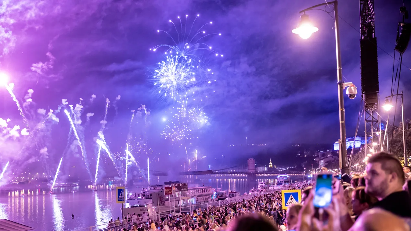 Tűzijáték, Budapest, 2022.08.27., tömeg, „Tűz és fények játéka" című műsor, fényfestés, drónshow, 3 rész 