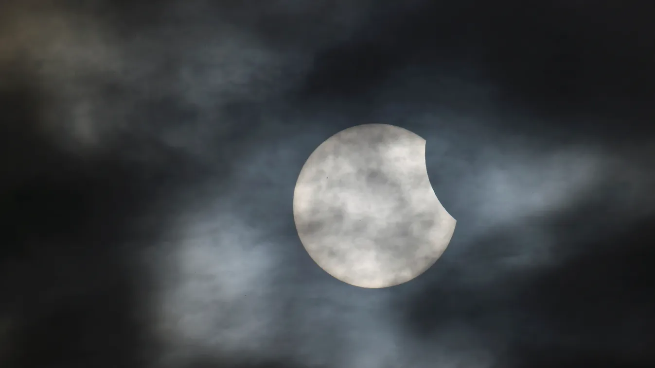 A partial solar eclipse is seen from near Bridgwater, in south western England :rel:d:bm:LR2EB3K0OOSL3
Napfogyatkozás 