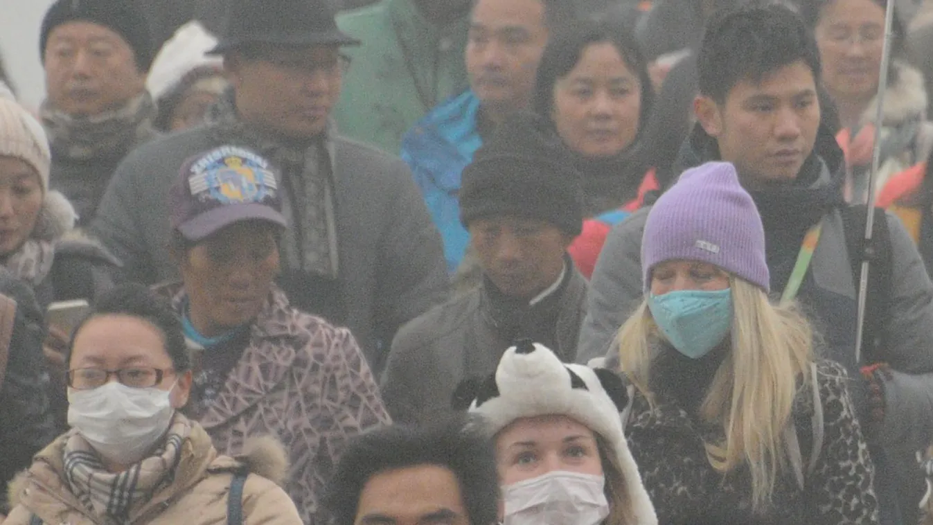 SQUARE FORMAT Tourists wear mask to protect air pollution in Beijing, China  on Dec. 1, 2015. Accordting to the health authorites,  Air pollution has continued to hazardous levels and gray smog blanketed the skies. ( The Yomiuri Shimbun ) 