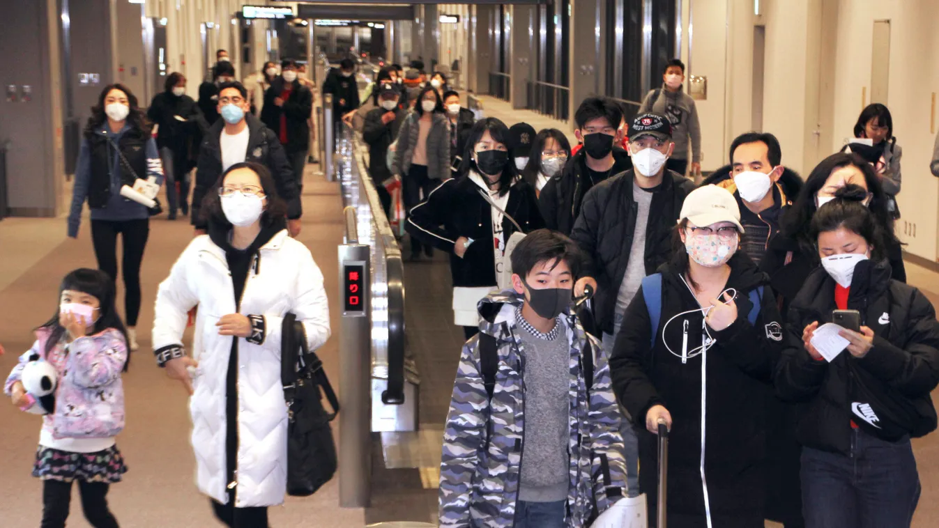 Tokió, 2020. január 25.
Az új, tüdőgyulladást okozó koronavírus terjedése miatt szájmaszkot viselnek az utasok a tokiói Narita repülőtéren a kínai holdújév első napján, 2020. január 25-én. Japánban három koronavírus-fertőzést jelentettek. Kínában a korona