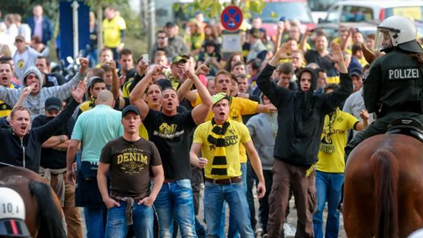 német focihuligánok, szurkolók és rohamrendőrök a Borussia Dortmund-Schalke 04 meccs után 2012.10.20-án 