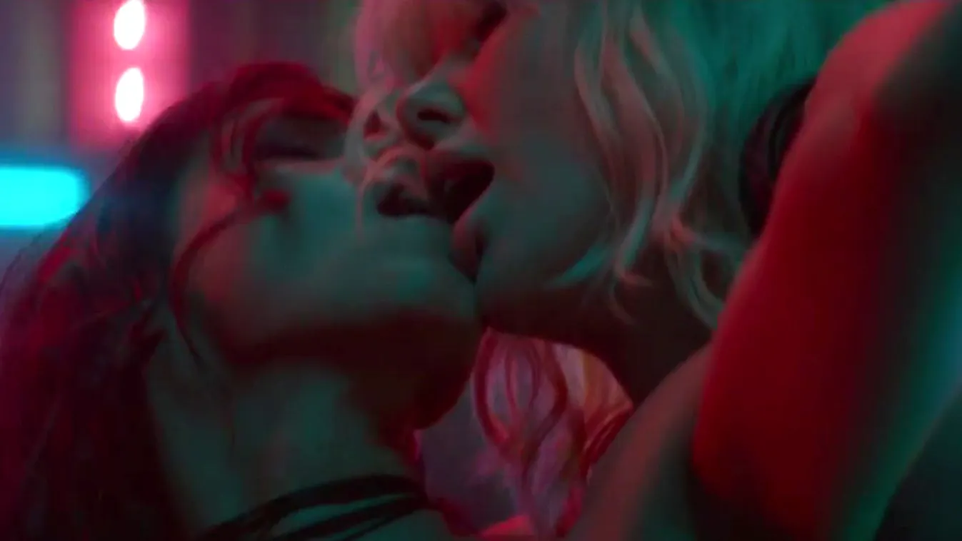 Sofia Boutella és Charlize Theron az Atomic Blonde című filmben 