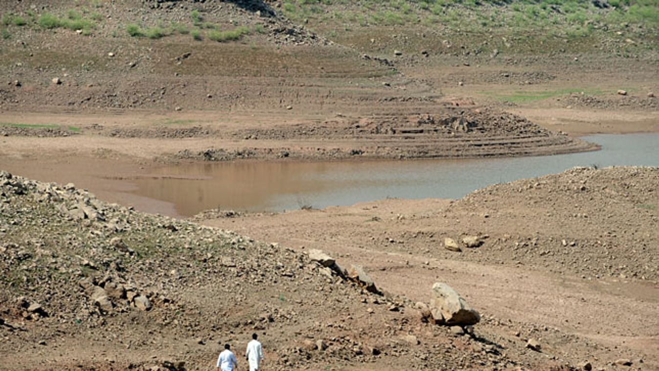 klímaváltozás, 2010 volt a legmelegebb év, Fiatalok sétálnak egy kiszáradt folyómederben a pakisztáni Iszlámábád közelében, 2010. június 22-én