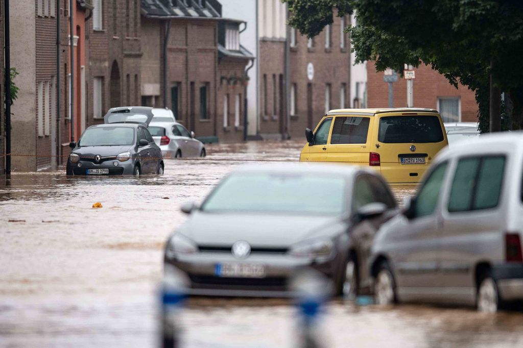 németország áradás, víz 2021.07.16.
 Dry suits Horizontal STORM 16 July 2021, North Rhine-Westphalia, Erfstadt: Cars are parked in a flooded street in the Blessem district. Photo: Marius Becker/dpa (Photo by MAR 