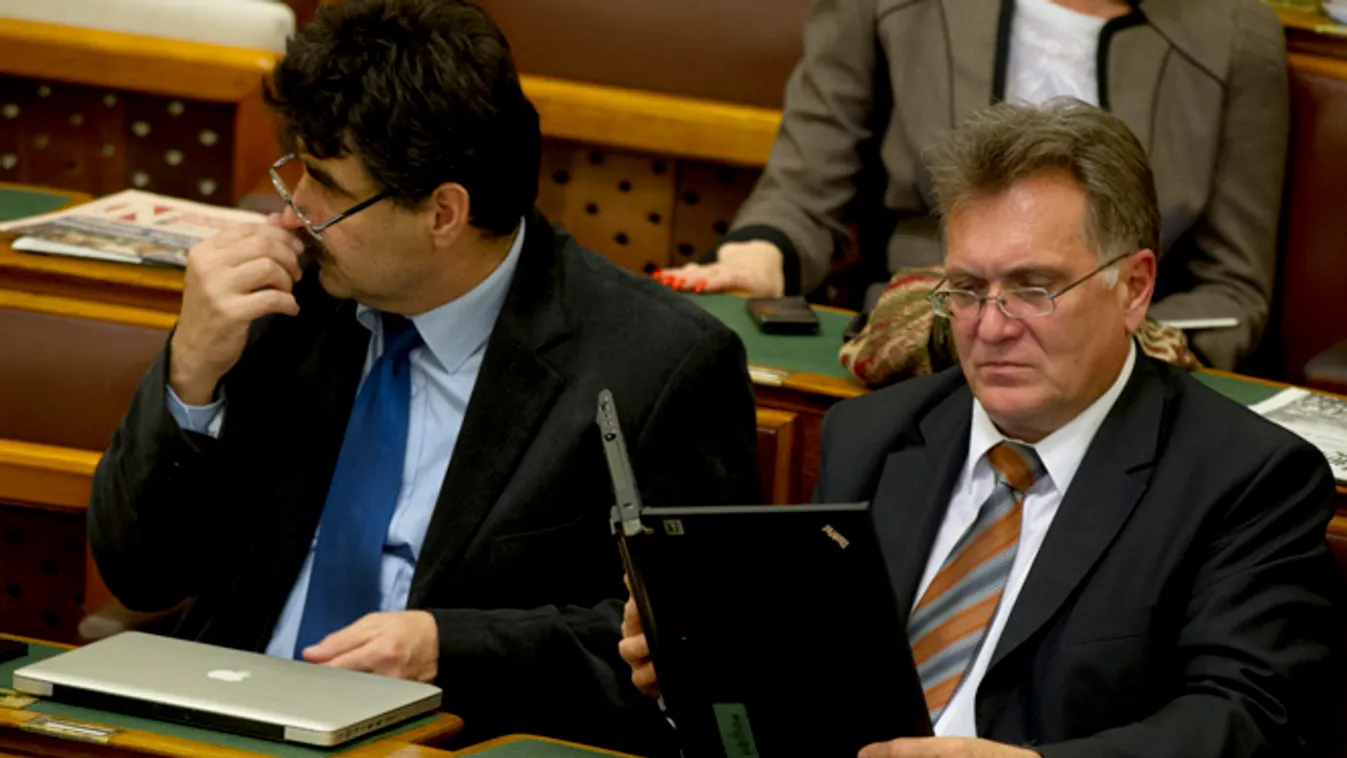 parlament plenáris ülés Vécsey László laptop 
