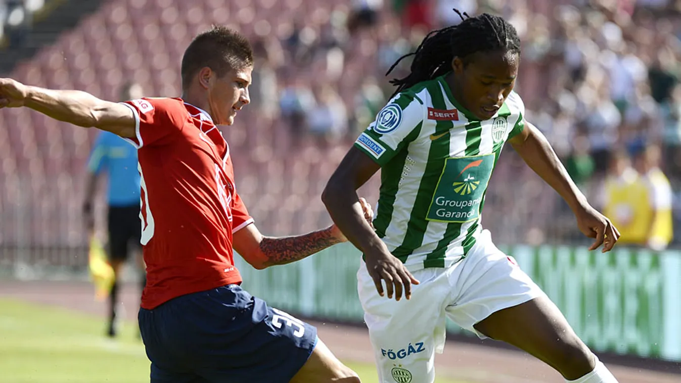 Szolnoki Roland, a Videoton (b) és Arsenio Valpoort, a Ferencváros játékosa a labdarúgó OTP Bank Liga 2. fordulójában játszott Ferencváros - Videoton mérkőzésen Budapesten