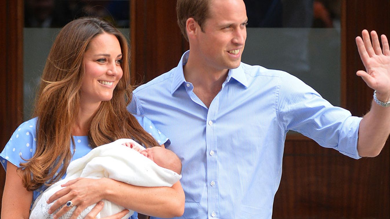 királyi bébi, Katalin és Vilmos, Cambridge hercegnője és hercege újszülött gyermekével távozik a londoni St. Mary's Kórház Lindo-szárnyából 2013. július 23-án