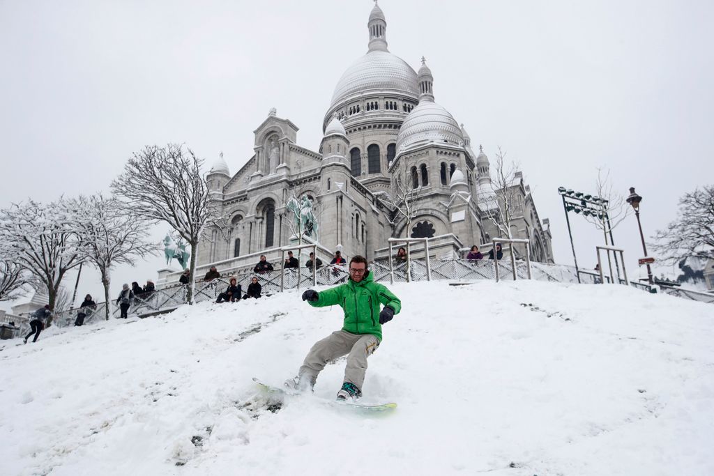 Párizs, 2018. február 7.
A párizsi Montmartre-on, a Sacre Coeur-bazilika előtt hódeszkázik egy férfi 2018. február 7-én, amikor az erős havazás komoly közlekedési zavarokat okoz a francia fővárosban és az ország északi felén. (MTI/AP/Francois Mori) 