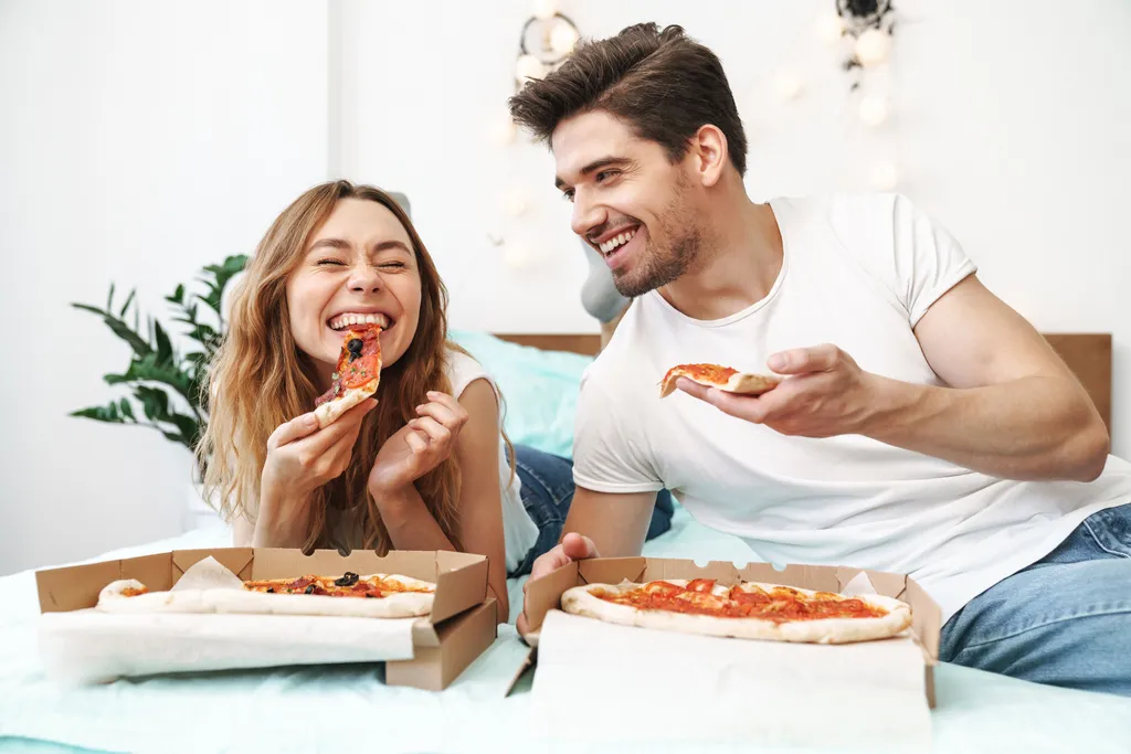 pár, párkapcsolat pizza, evés 