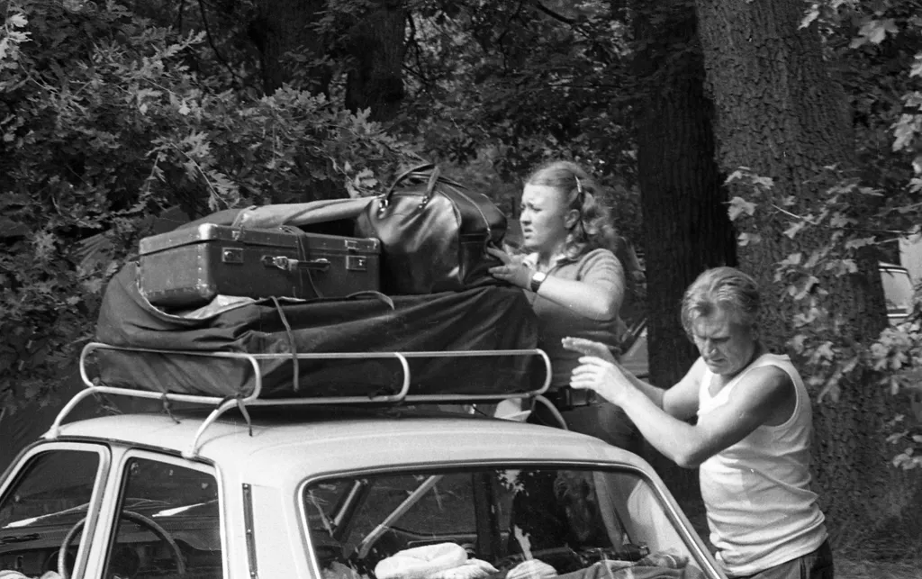 nyaralás galéria 2021 harmadik Magyarország,
Debrecen
Nagyerdő, a III. Ifjúsági Kemping Találkozó résztvevői.
ÉV
1973 tetőcsomagtartó, bőrönd 