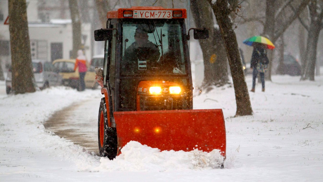 Nagykanizsa, 2015. február 6.
A havat takarítják a sűrű hóesésben Nagykanizsán 2015. február 6-án. Az Országos Meteorológiai Szolgálat (OMSZ) narancs fokozatú - 2. fokozat a 3 fokozatú skálán - figyelmeztetést adott ki ónos esőre több déli megyére is, ill