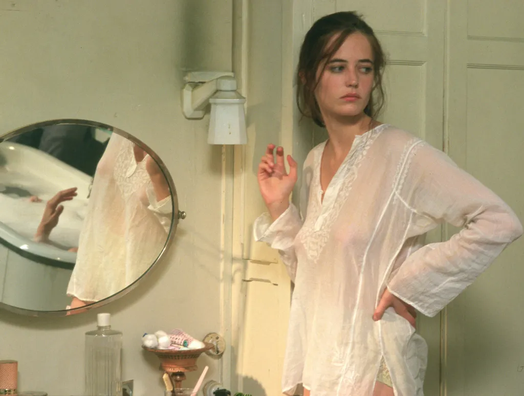 The Dreamers (2003) italy Cinéma miroir mirror chemise de nuit nuisette nightdress HORIZONTAL 