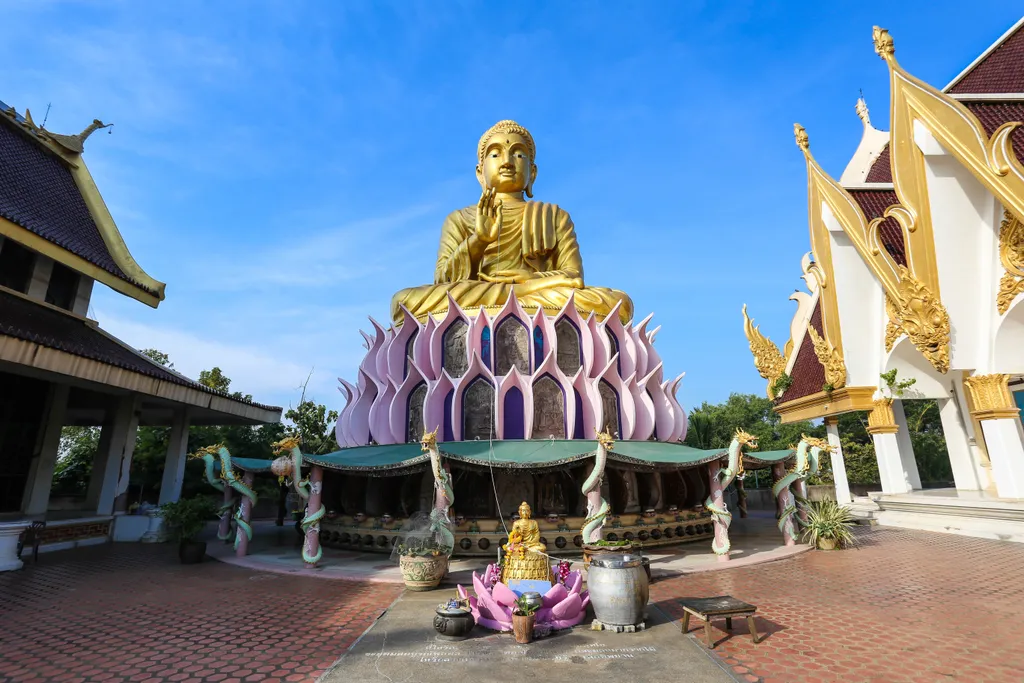 80 méter magas Wat Samphran buddhista templom Thaiföldön, galéria, 2023 