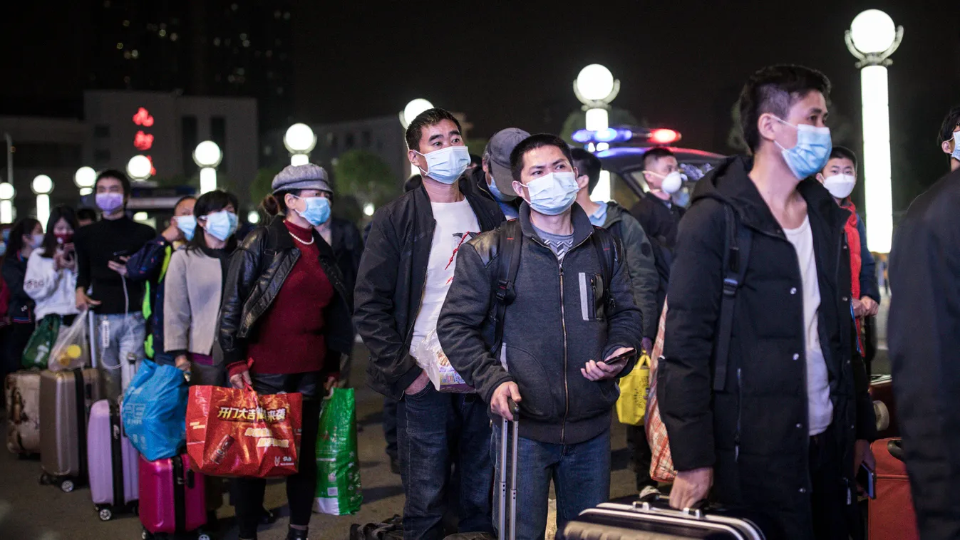 Coronavirus,Covid-19,masks koronavírus korona vírus fertőzés járvány betegség maszk bevásárlás Vuhan Kína vonat pályaudvar utazás utazók maszk védőruha 
