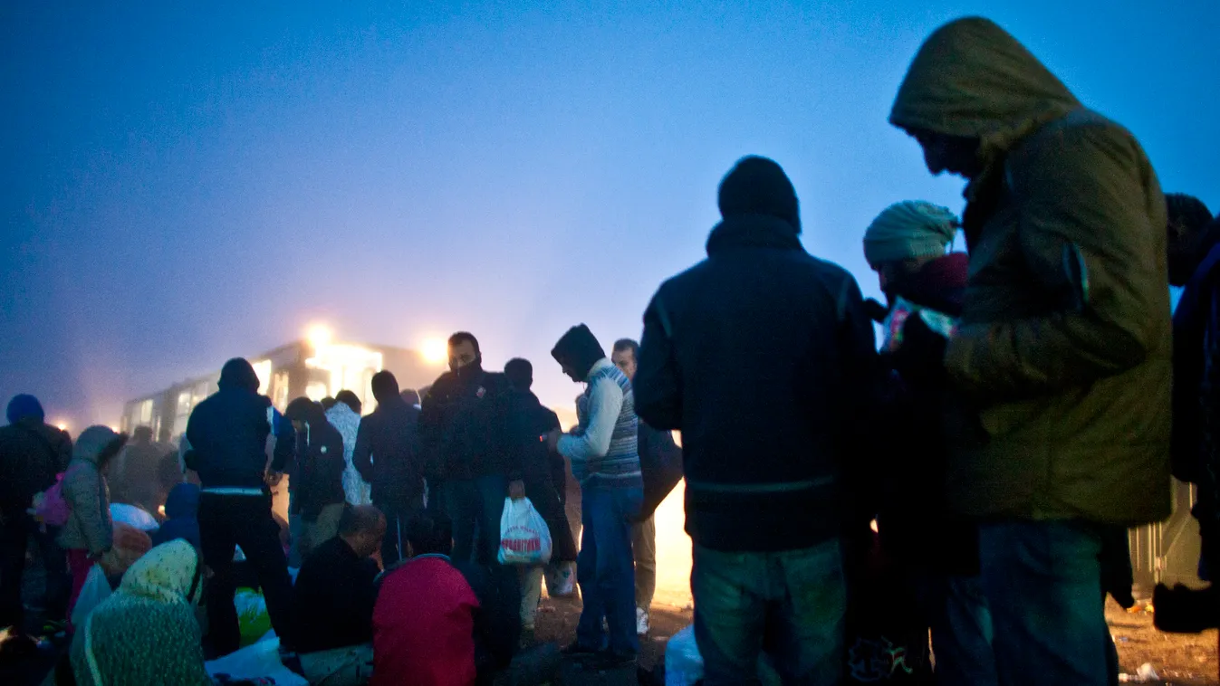 Röszke melett a szabadka szeged vasútvonal töltésénél gyűjtik össze a menekülteket,
Fotó:Dudás Szabolcs 